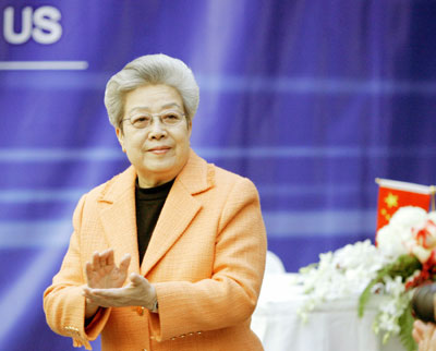 China's Vice-Premier Wu Yi applauds at the signing ceremony of purchasing contracts and agreements between China and U.S. companies during her visit to Los Angeles April 6, 2006. Wu is in the U.S. to attend the Sino-U.S. joint economic committee meeting in Washington DC, where she will bring together 16 Chinese ministers and a large number of Chinese entrepreneurs for the signing of over 4 billion dollars of purchasing contracts from the U.S..