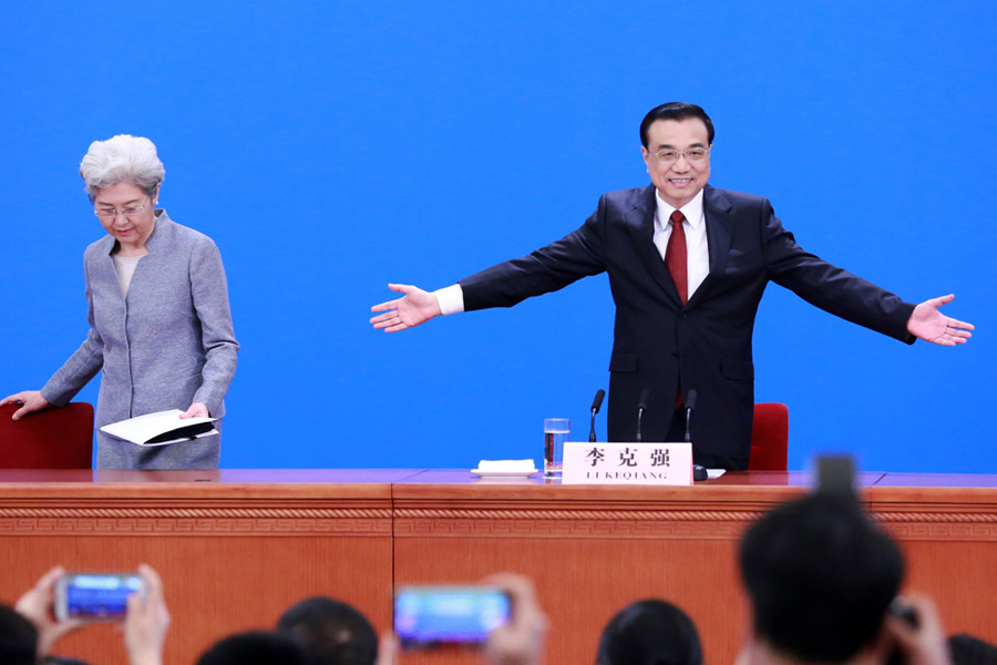 In photos: Premier Li Keqiang meets press