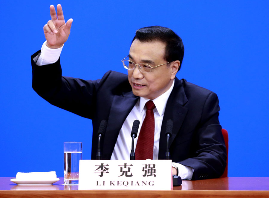 In photos: Premier Li Keqiang meets press