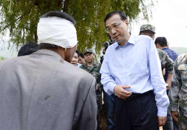 Premier Li walks to Yunnan disaster site