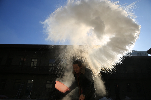 Record-breaking cold freezes 90 percent of China