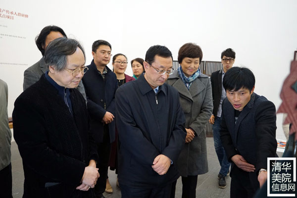 文化部部長雒樹剛在參觀非遺“研培計劃”試點成果匯報展時指出讓優秀傳統文化傳出去、活起來