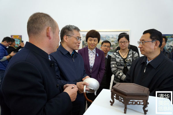 文化部部長雒樹剛在參觀非遺“研培計劃”試點成果匯報展時指出讓優秀傳統文化傳出去、活起來