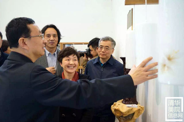 文化部部長雒樹剛在參觀非遺“研培計劃”試點成果匯報展時指出讓優秀傳統文化傳出去、活起來