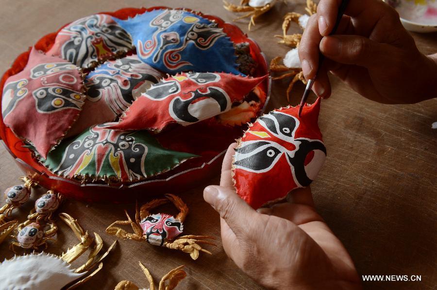 Villager in Heibei province draws paintings on crab shells