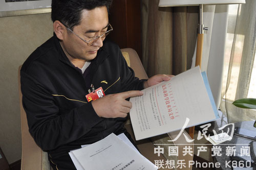 代表們參會都帶啥？報告、日記本、新華字典隨身帶