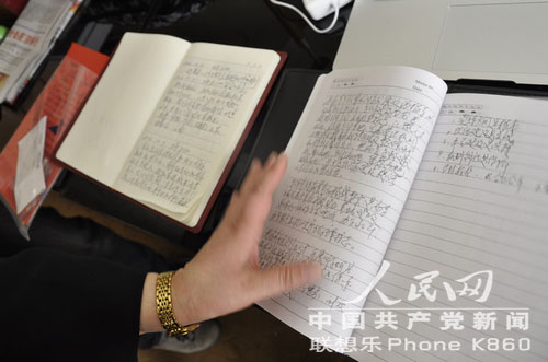 代表們參會都帶啥？報告、日記本、新華字典隨身帶