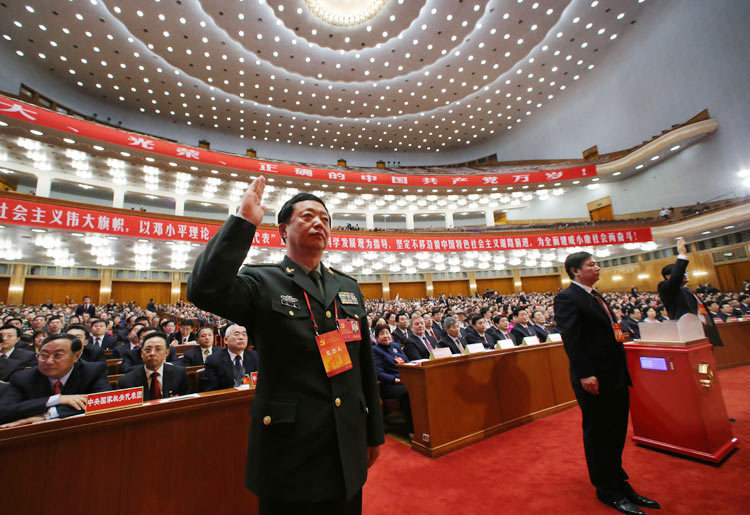 組圖：十八大閉幕會在京舉行 監票人準備監票