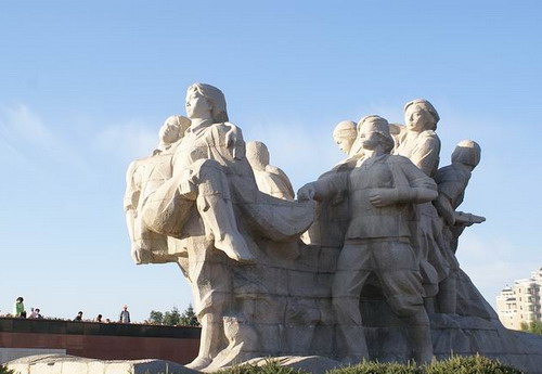 網(wǎng)絡(luò)媒體龍江行采訪團參觀“八女投江”群雕