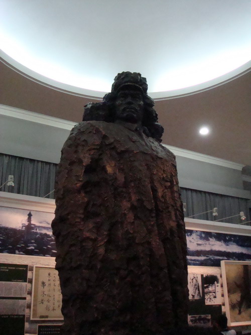 網絡媒體龍江行采訪團第一站參觀東北烈士紀念館
