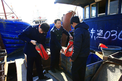 山東多舉措防范海冰災(zāi)害 登船進倉為漁民服務(wù)