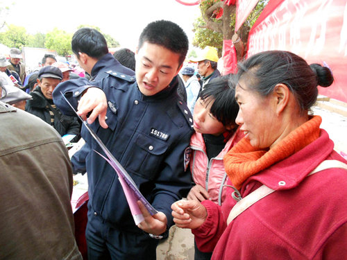 云南師宗鐵警進村進校開展普法宣傳