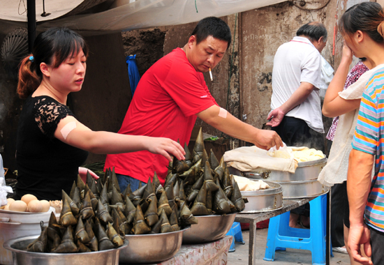 云南彝良整治食品市場(chǎng)喜迎端午節(jié)