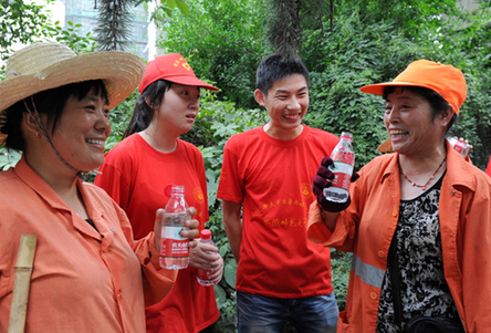 大學生街頭志愿當“環(huán)衛(wèi)”