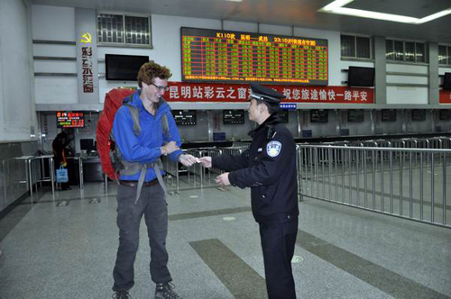 熱心民警獻(xiàn)愛(ài)心 援助旅客平安行