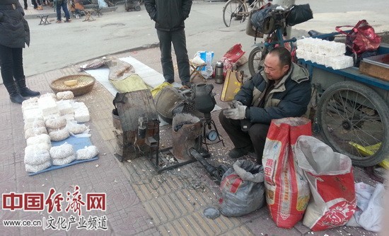新春走基層:傳說中的大炮手搖爆米花(組圖)