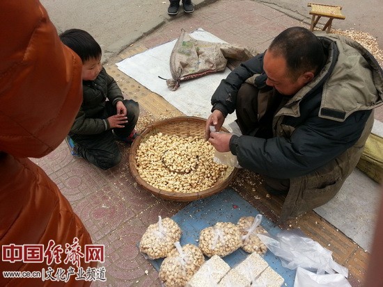 新春走基層：傳說中的大炮手搖爆米花(組圖)