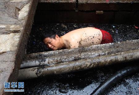 “彪悍搶修哥”劉躍青:“跳進臭水溝只為節省搶修時間”