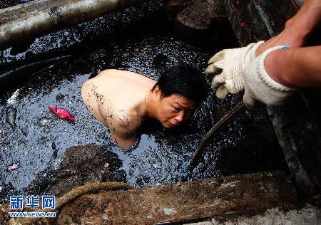 “彪悍搶修哥”劉躍青:“跳進臭水溝只為節省搶修時間”