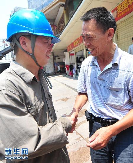 “彪悍搶修哥”劉躍青:“跳進臭水溝只為節省搶修時間”