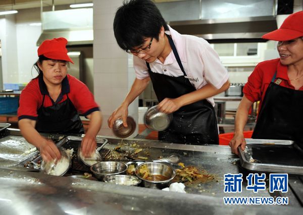 “犀利收碗哥”:貧寒大學(xué)生演繹精彩自強(qiáng)人生