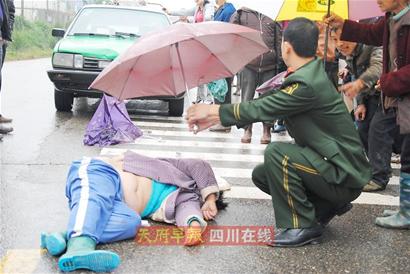 雨中撐傘遮雨守護(hù)車禍傷者 河南撐傘哥感動四川