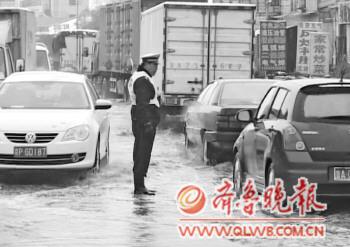 濟(jì)南一交警積水中執(zhí)勤4小時 網(wǎng)友稱其