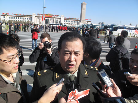 政協委員黃宏接受記者采訪(圖)
