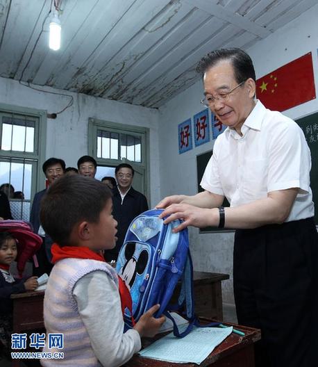 溫家寶在湖南湘西武陵山區看望留守兒童