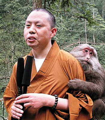超萌法師帶猴講法頌生命 網(wǎng)友：用繩命賣萌