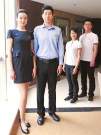 蜀繡熊貓領(lǐng)口藏 財富論壇志愿者裝亮相