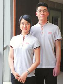 蜀繡熊貓領(lǐng)口藏 財(cái)富論壇志愿者裝亮相