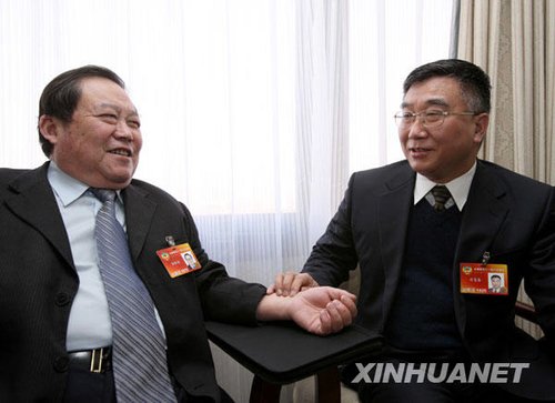 兩會(huì)花絮：“神醫(yī)委員”休息時(shí)間替委員看病