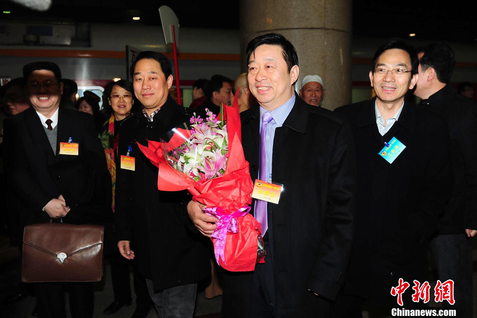 首批參加全國政協十一屆五次會議的京外委員抵京