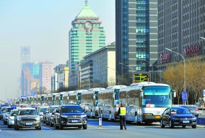兩會車隊路口等紅燈 市民贊“這樣挺好”（圖）