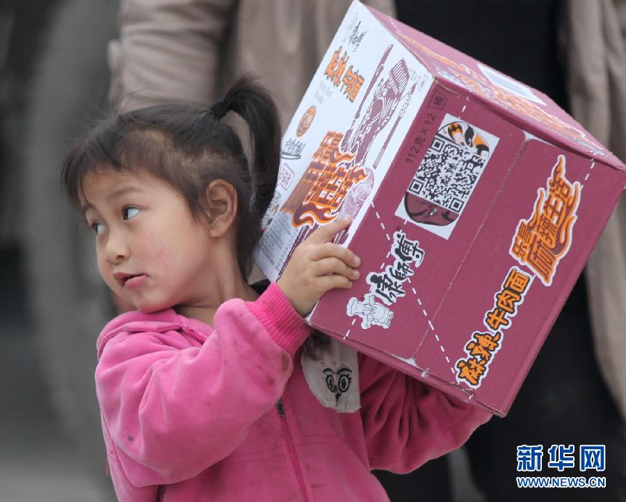 震區(qū)孩子無邪笑容致敬救援團(tuán)隊(duì)