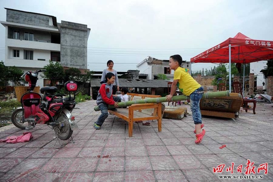 震區孩子無邪笑容致敬救援團隊