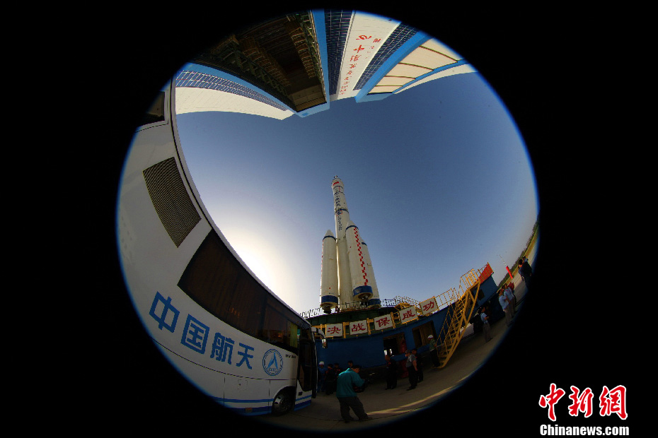 神舟十號(hào)飛船轉(zhuǎn)運(yùn)至發(fā)射區(qū)(高清)