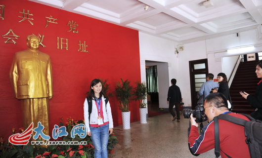 網(wǎng)媒記者廬山會(huì)議舊址“開(kāi)會(huì)” 和“毛主席”合影