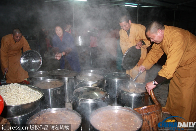 臘八節各地熬制臘八粥供市民免費領取
