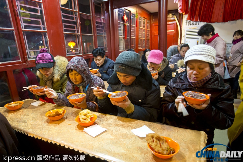 臘八節各地熬制臘八粥供市民免費領取