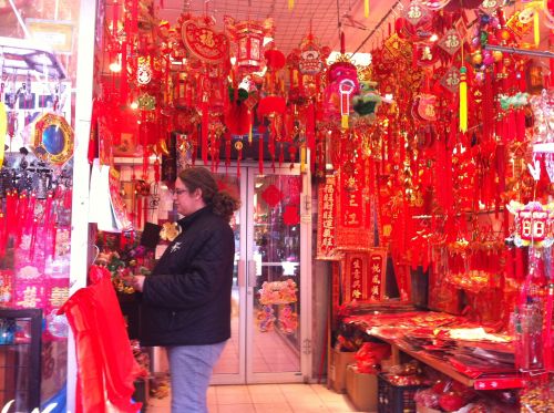 農(nóng)歷新年將至 紐約法拉盛街頭馬年春聯(lián)熱賣(mài)