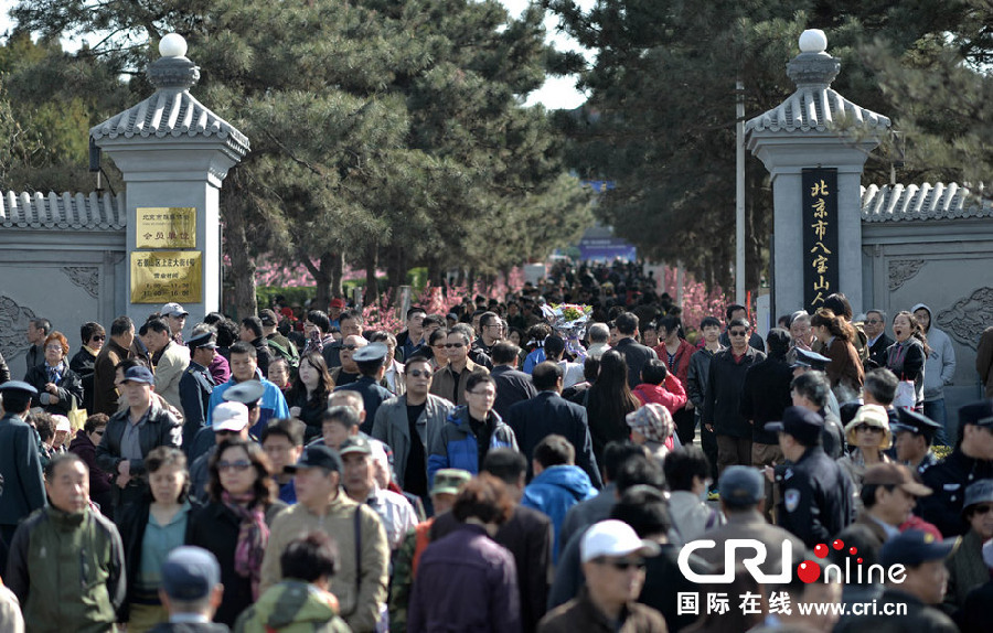 北京清明節祭掃高峰開啟 31萬人祭掃道路擁堵停車場告急