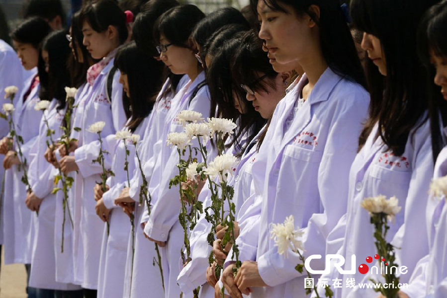北京清明節祭掃高峰開啟 31萬人祭掃道路擁堵停車場告急