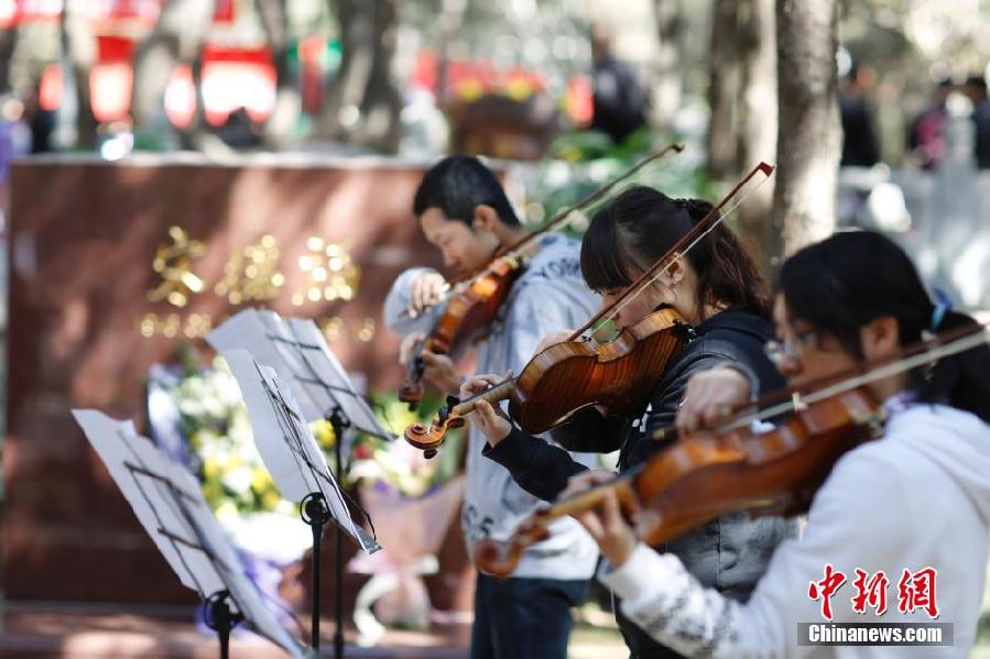 北京大學生文明祭掃 小提琴演奏祭先烈