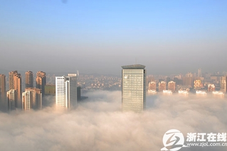 杭州大霧景色如海市蜃樓 煙波浩渺蔚為壯觀