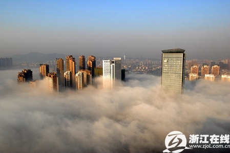 杭州大霧景色如海市蜃樓 煙波浩渺蔚為壯觀