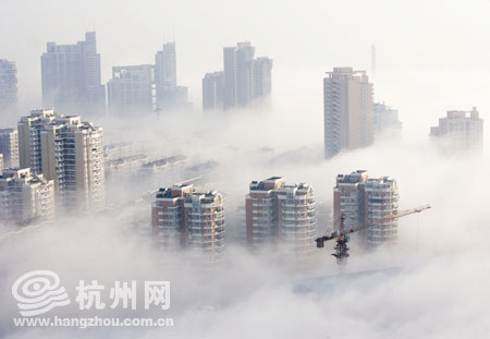 杭州大霧景色如海市蜃樓 煙波浩渺蔚為壯觀