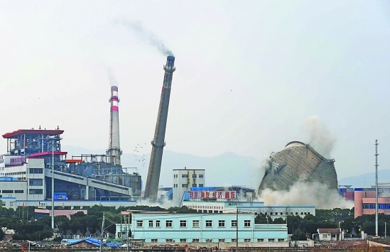 寧波:兩根100米煙囪成功爆破