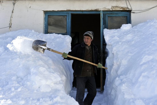 新疆發(fā)生雪災5000余人轉移1人死亡(組圖)